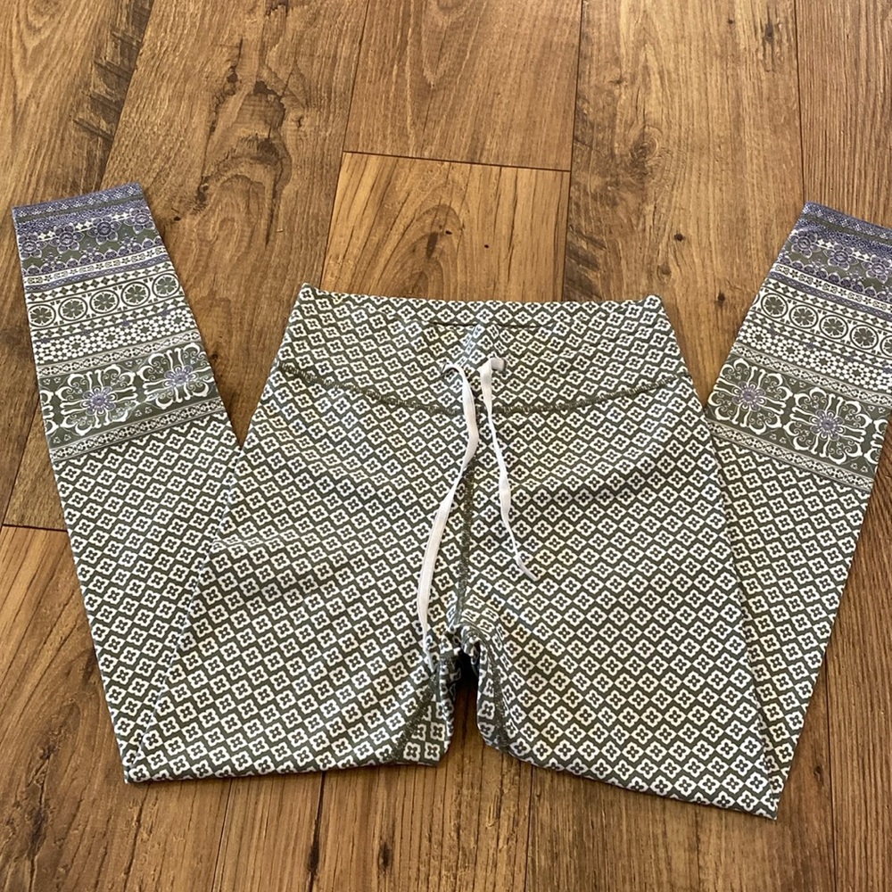 EUC Sarah’s day by white fox active leggings, Small